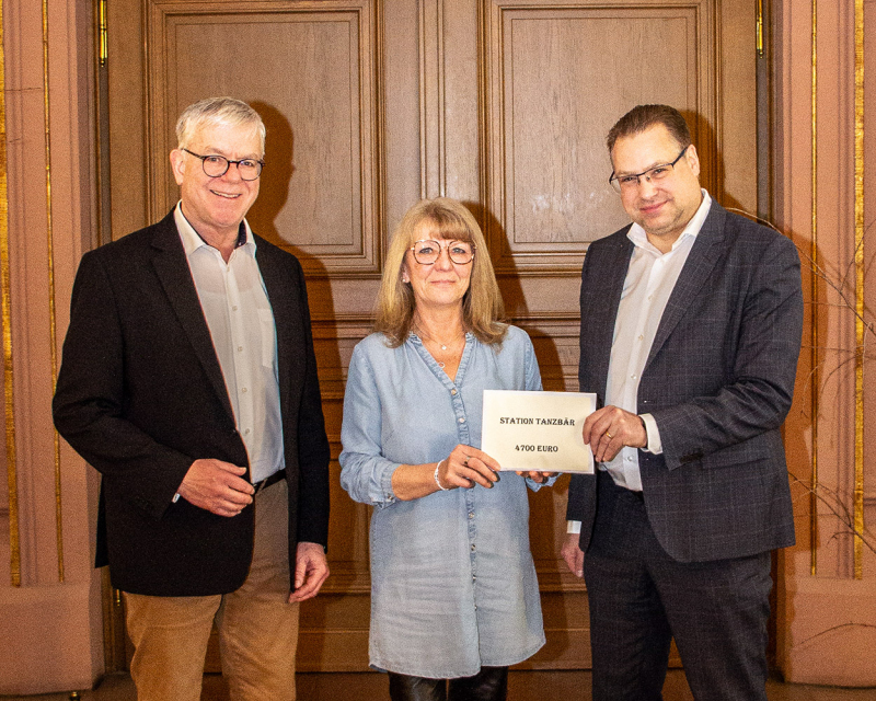 Scheck für die Behindertenmedizin der Missio Kinderklinik: Plätzchen unterstützen Spielzimmer-Konzept