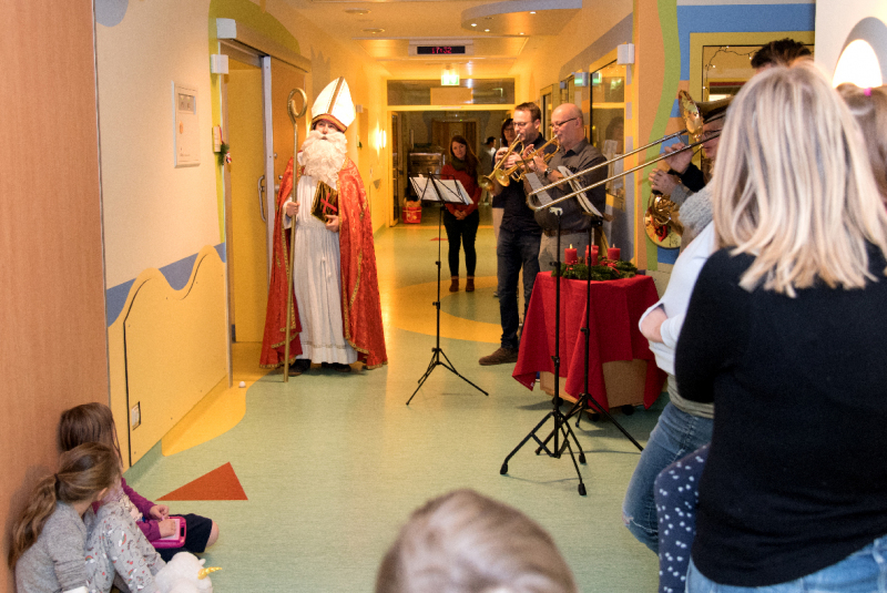 Hoher Besuch in der Missio Kinderklinik – Nikolaus besucht kleine Patienten